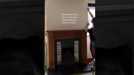 O femeie care își renova casa veche de 197 de ani a descoperit ceva incredibil în spatele unui perete