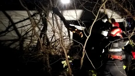 Accident tragic în Neamț | A fost declanșat planul roșu de intervenție după ce un microbuz cu nouă bărbați s-a răsturnat: două victime și mai mulți răniți 