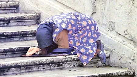 Ce a pățit o cerșetoare din România în capitala Suediei. Femeia tocmai își începuse „tura de seară