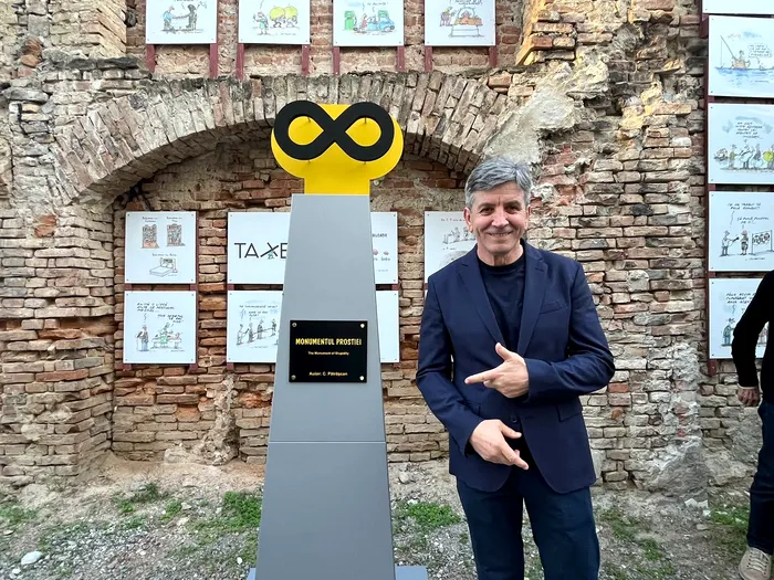 A fost inaugurat primul „Monument al Prostiei” din lume. Ce reprezintă lucrarea satirică din Brăila și ce simbol poartă