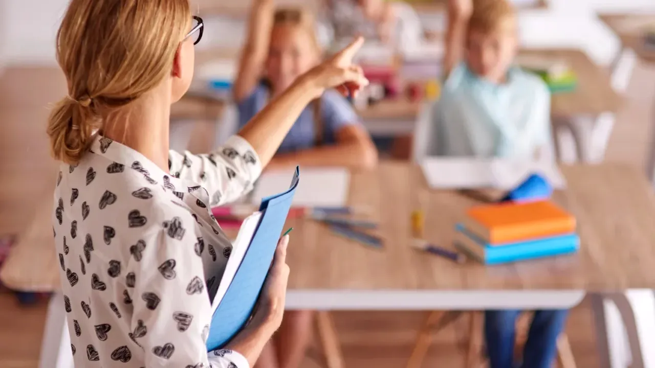 Sancțiuni mai aspre pentru PROFESORII agresivi și cei care oferă meditații elevilor de clasă! Despre ce e vorba