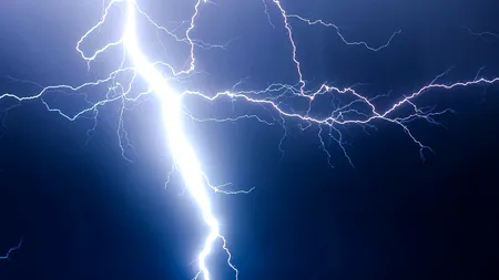 Avertizare de la ANM. Cod galben de ploi torențiale, descărcări electrice și grindină, în trei județe din țară
