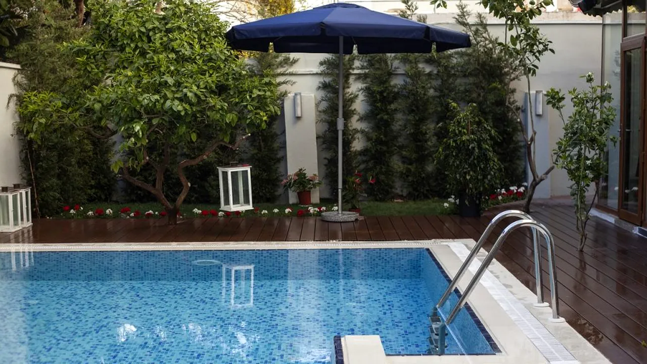 Piața imobiliară se confruntă cu o criză. O vilă cu piscină a ajuns să coste cât o locuință cu două camere!
