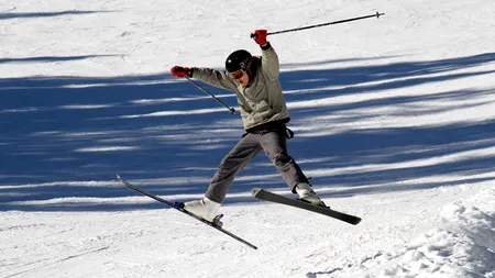 Strat de zăpadă de peste un metru pe pârtiile de mare altitudine din Sinaia