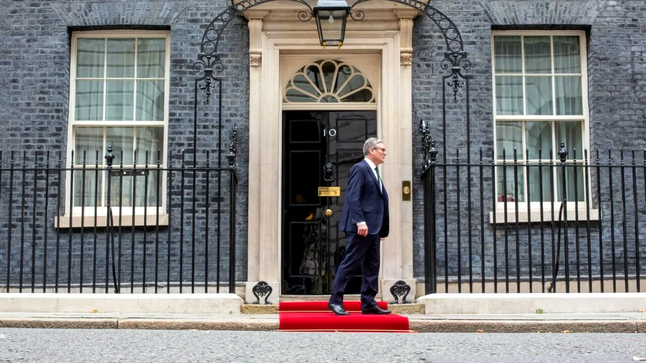 Le Monde: Violențele din MAREA BRITANIE reflectă influența subestimată a forțelor de extremă-dreapta /Provocările premierului Keir Starmer