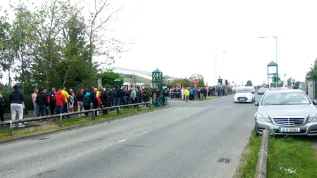 Cozi la mai multe secții de vot din diaspora. Românii stau la coadă să voteze în Londra, Dublin, Roma