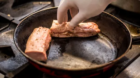 La ce temperatură se coace somonul, de fapt. Secretul unui preparat fraged și suculent