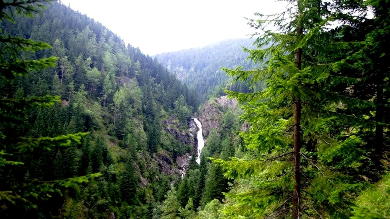 LOCUL ascuns din centrul României, care este o adevărată legendă situată între stânci înalte și ape cristaline