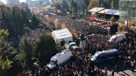 După ce au atins MOAȘTELE Sfintei Parascheva, credincioșii au făcut coadă la SARMALE. Imagini impresionante la Iași