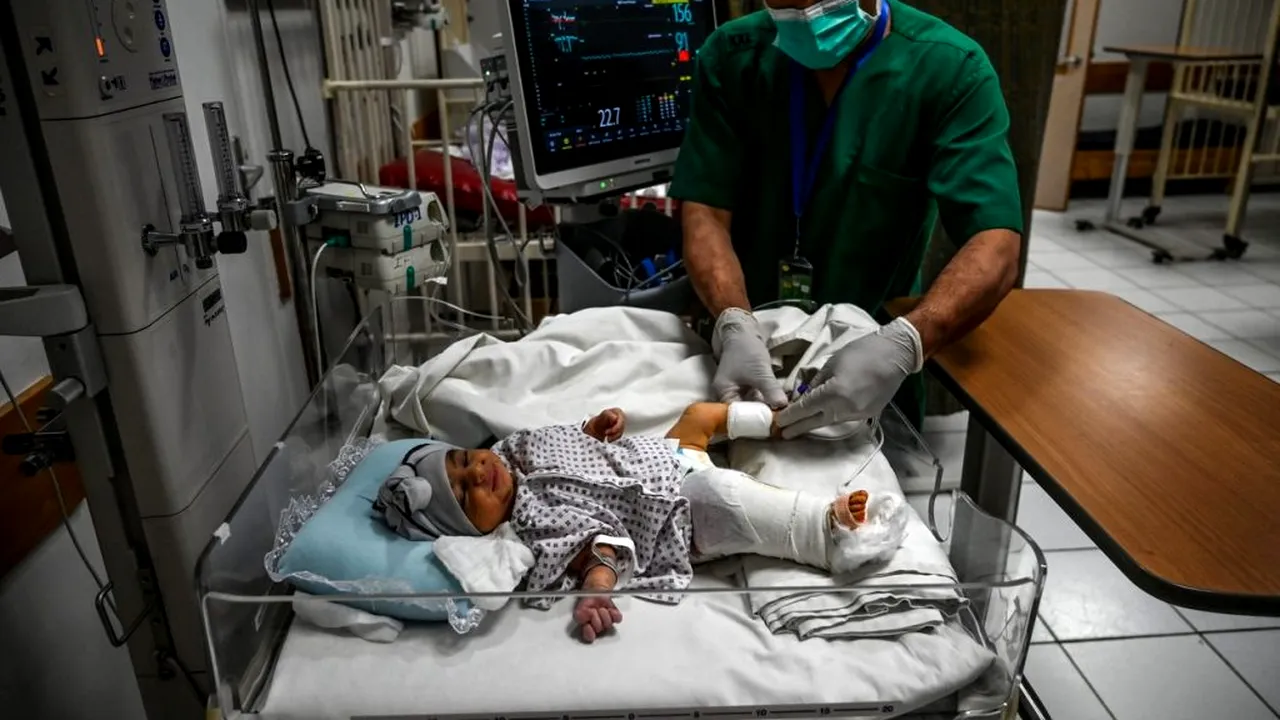 DUREROS. Un bebeluș a supraviețuit după ce a fost împușcat de două ori în urma unui atac armat: Îmi îngropam soția când doctorii mi-au spus că sunt nevoiți să amputeze piciorul copilului meu