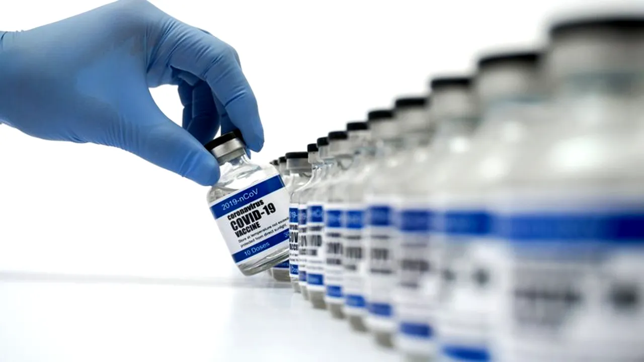 Medicii pun în gardă femeile cu acid hialuronic, care vor să se vaccineze anti-COVID. “Temerea e justificată. Trebuie...”