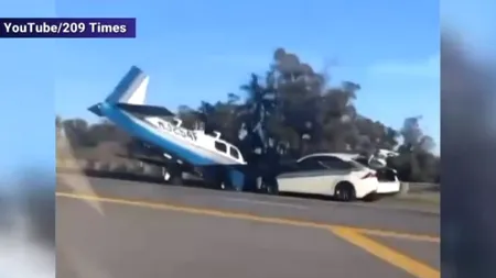 Un avion de mici dimensiuni a lovit un autoturism, pe o autostradă din SUA! Pilotul încercase o aterizare de urgență (VIDEO)