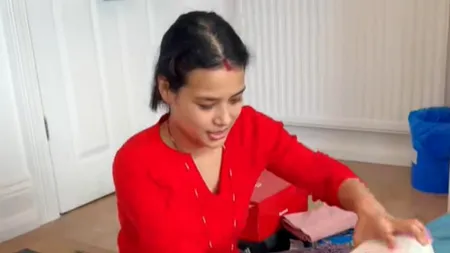 Imagini tulburătoare cu o nepaleză care se întoarce acasă după 2 ani de muncă în Europa. Ce își pune în bagaje