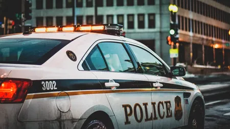 INCREDIBIL. A fost băgat în închisoare pentru că a tușit în fața polițiștilor când a fost intrebat dacă are simptomele coronavirusului
