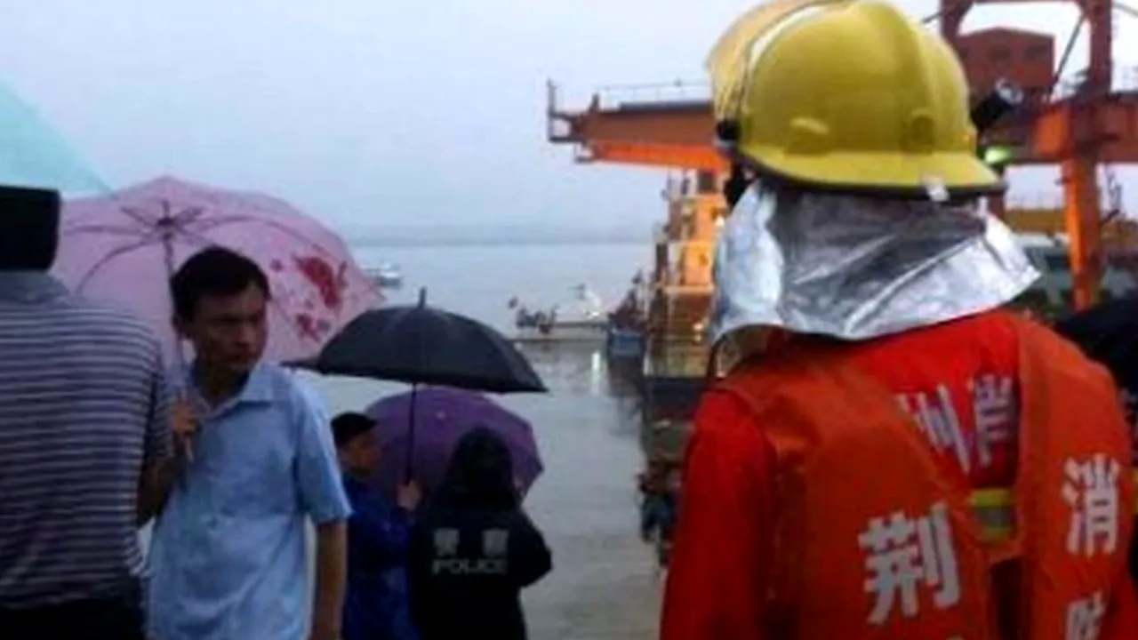 Sute de persoane date dispărute, după ce o navă chineză s-a răsturnat pe fluviul Yangtze