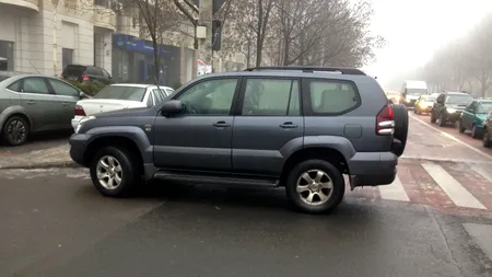 Acest șmecher cu jeep parchează zilnic pe o trecere de pietoni din apropierea unei școli. În această dimineață, părinții au decis să ia atitudine