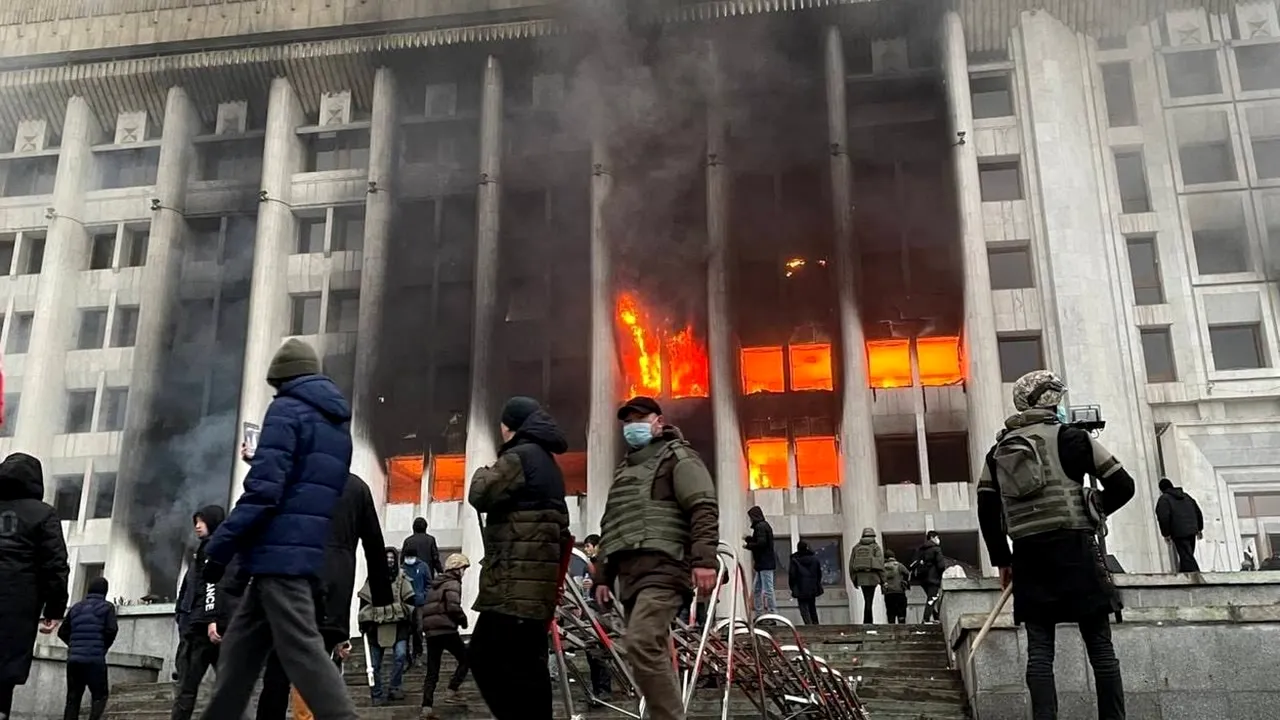 EXCLUSIV | Expert în spațiul ex-sovietic, despre ”Revoluția din Kazahstan”: ”Imaginile filmate pe străzi sunt sugestive, seamănă cu Primăvara Arabă. Tinerii merg la bătaie, pe ideea «Trage cu pușca în mine sau îl omor eu»”
