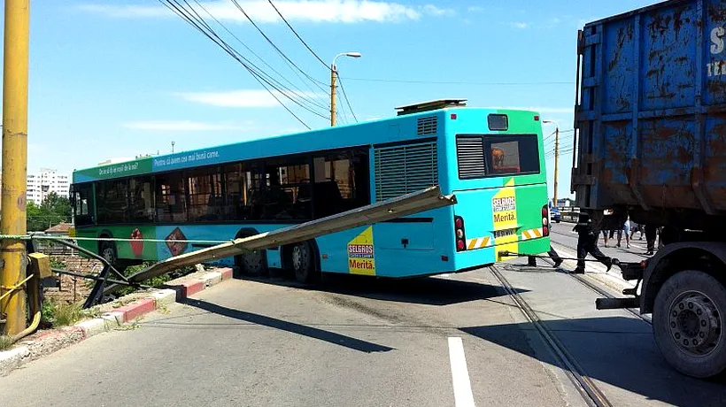 Imaginea zilei în România: un autobuz a rămas SUSPENDAT pe un pod, la Constanța