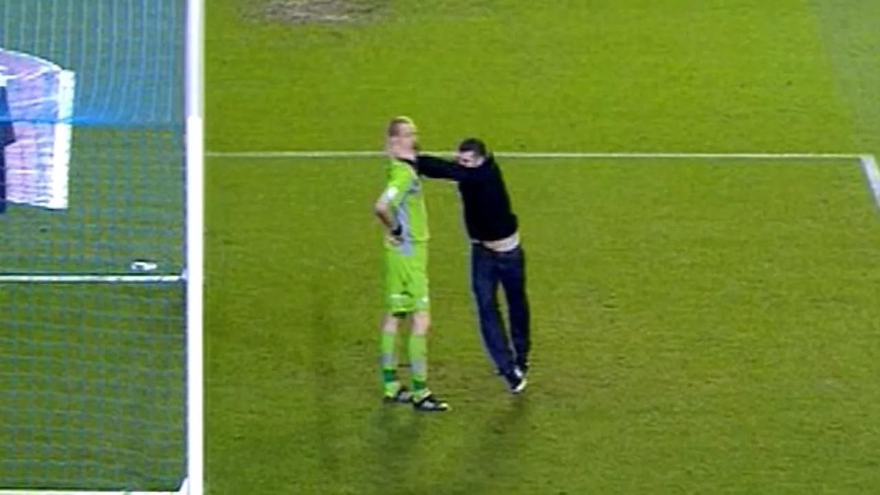 Portarul unei echipe britanice de fotbal, atacat pe teren de un suporter al formației adverse. VIDEO