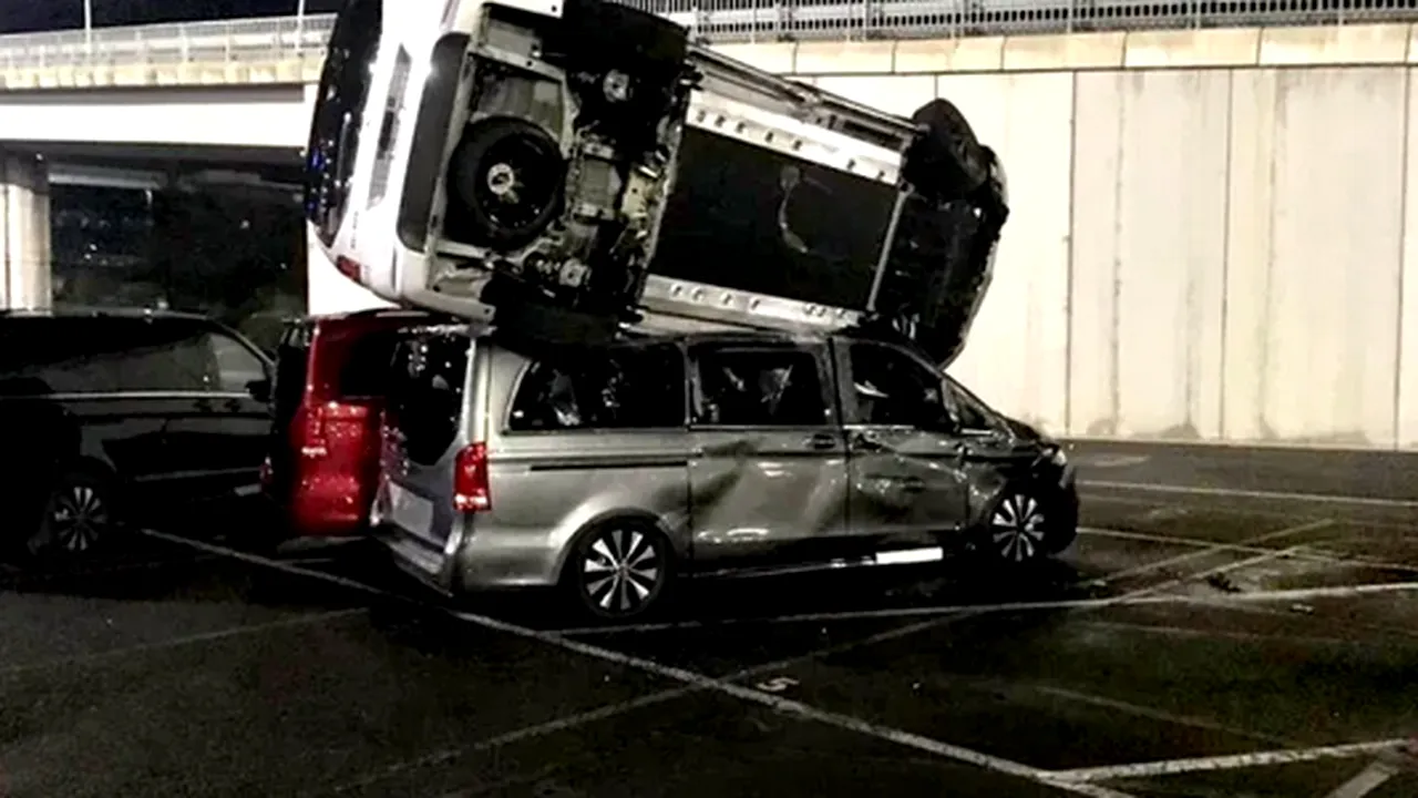 Răzbunarea unui angajat concediat de la Mercedes: a distrus 69 de mașini noi-nouțe cu un excavator! IMAGINI HALUCINANTE