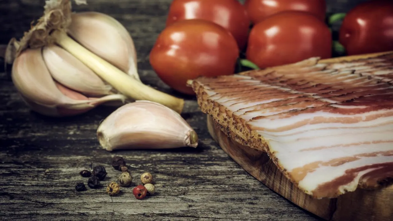 Ce au găsit medicii în CREIERUL unui bărbat care mâncase aproape toată viața „slănină ușor gătită, necrocantă”