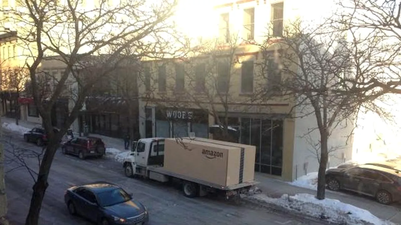 Misterul cutiilor uriașe livrate de Amazon îi stârnește pe internauți
