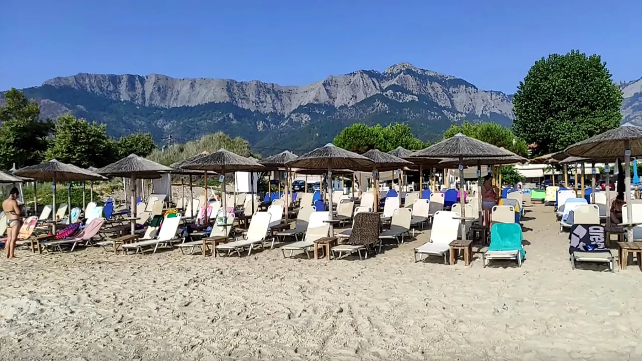 Cum a fost ÎNȘELAT un român pe o plajă din Thassos, după ce a închiriat o umbrelă. A chemat imediat poliția