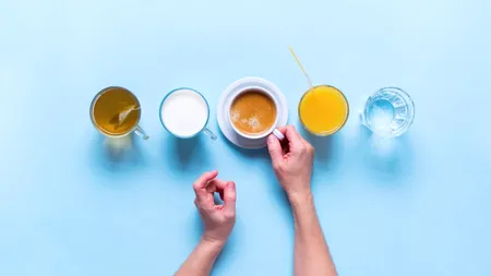 Apă, suc sau cafea: ce să bei pe timp de caniculă și ce să eviți