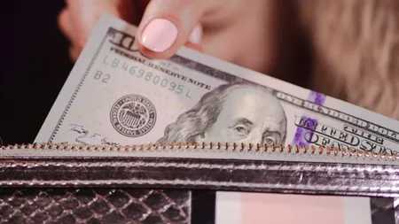 Cum a reușit o contabilă din Sibiu să FURE 353.000 de lei de la o școală și o grădiniță. Ce au descoperit polițiștii