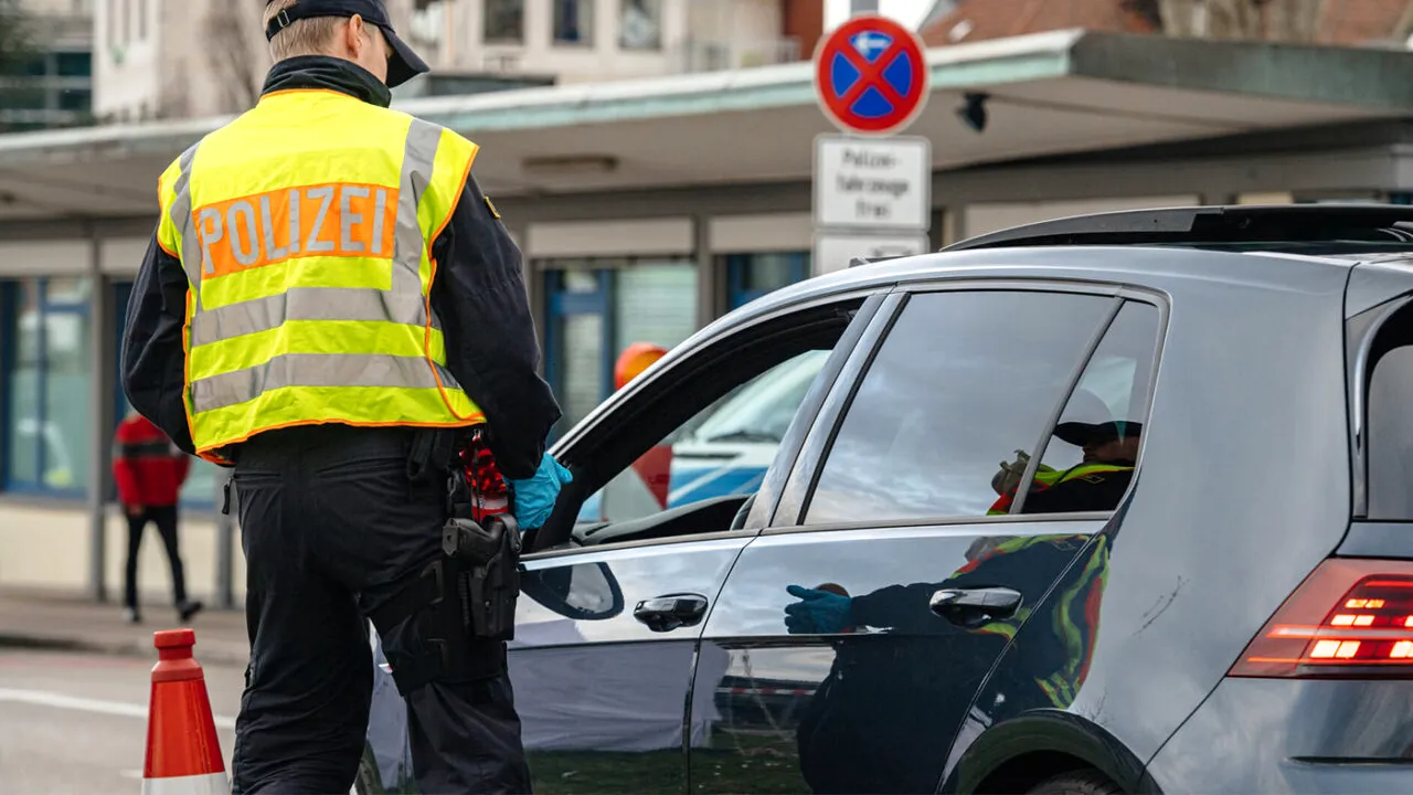 Motivul ciudat pentru care un român a fost amendat cu 600€, la intrarea în Germania. Ce au văzut vameșii pe bancheta din spate a mașinii