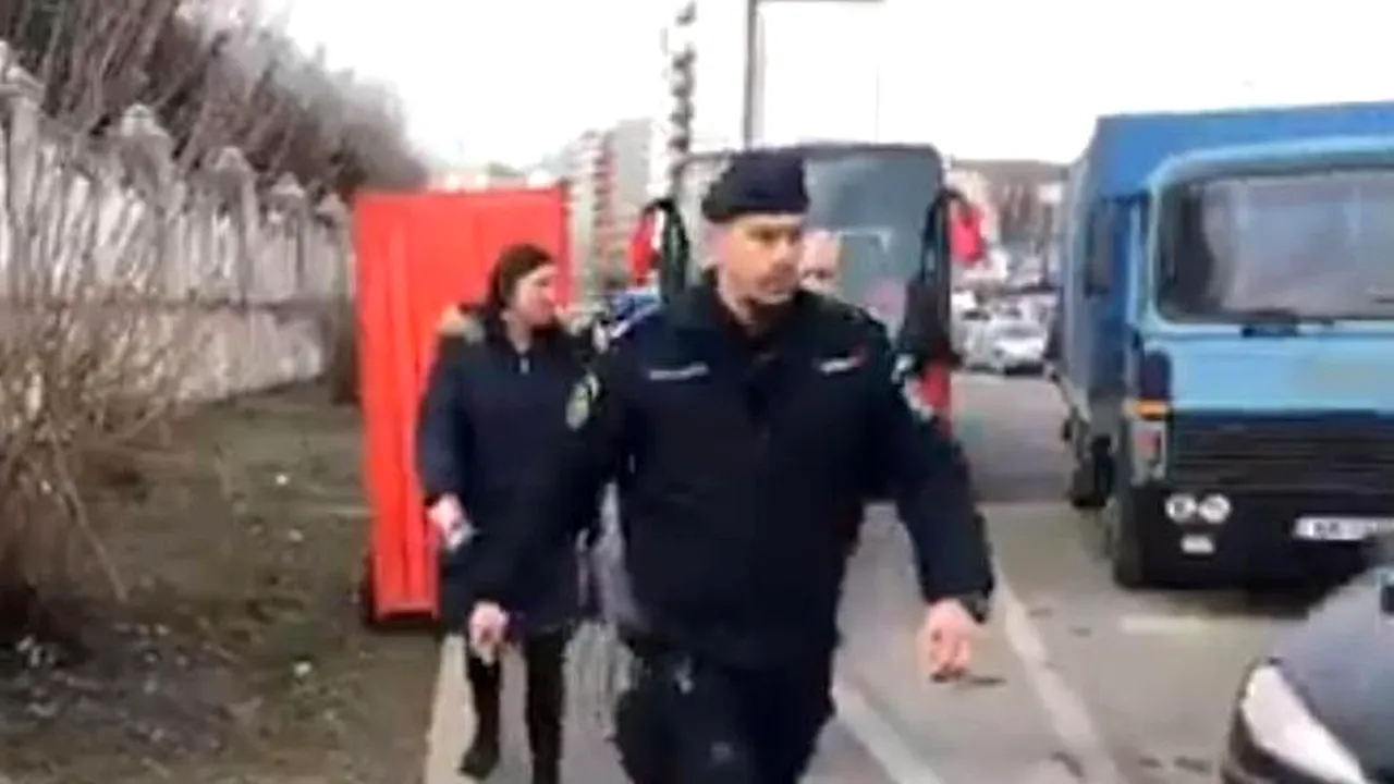 Cea mai păzită toaletă din România, adusă de DIDE la Parcul Izvor. Imagini cu jandarmii care însoțesc BUDA
