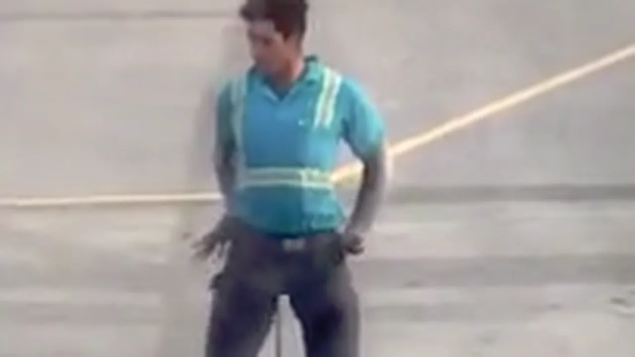Imagini virale: Un angajat al unui aeroport dansează spectaculos lângă avion, chiar înainte de decolare - VIDEO