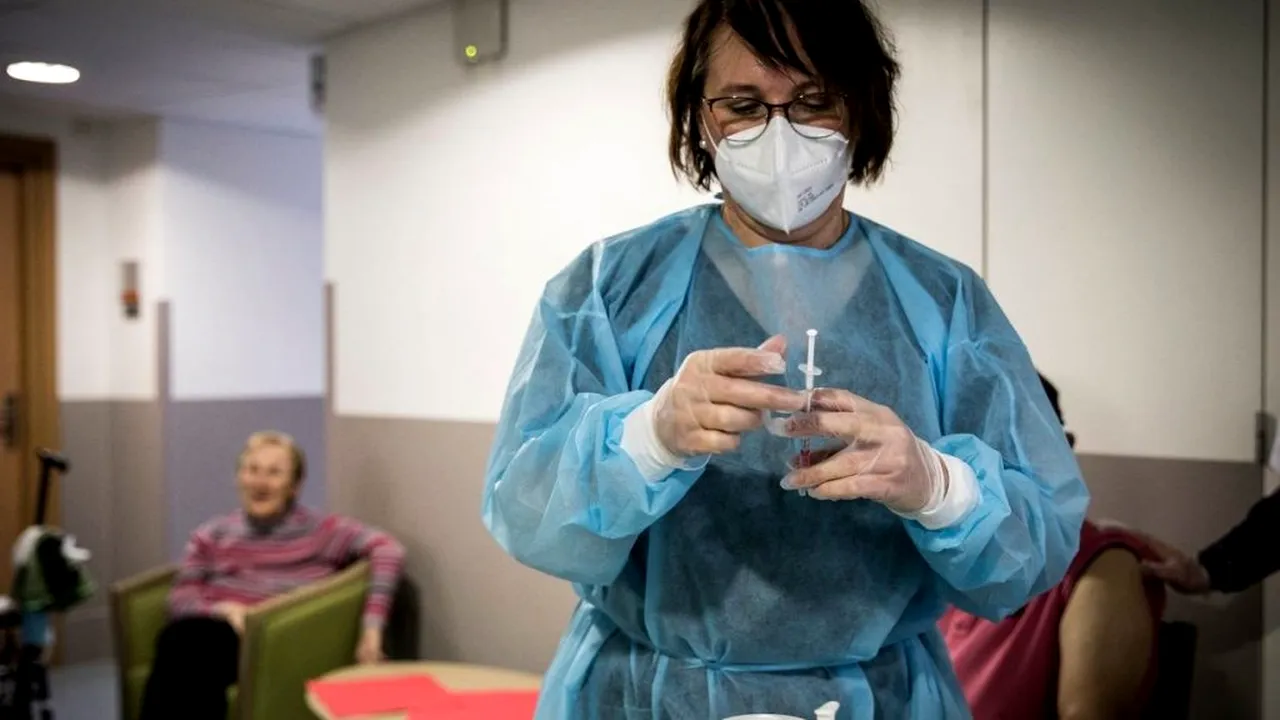 UPDATE - Un bărbat din Târgu Jiu, vaccinat cu Pfizer, a primit la rapel o doză de la Moderna / Polițiștii din Gorj au deschis un dosar penal