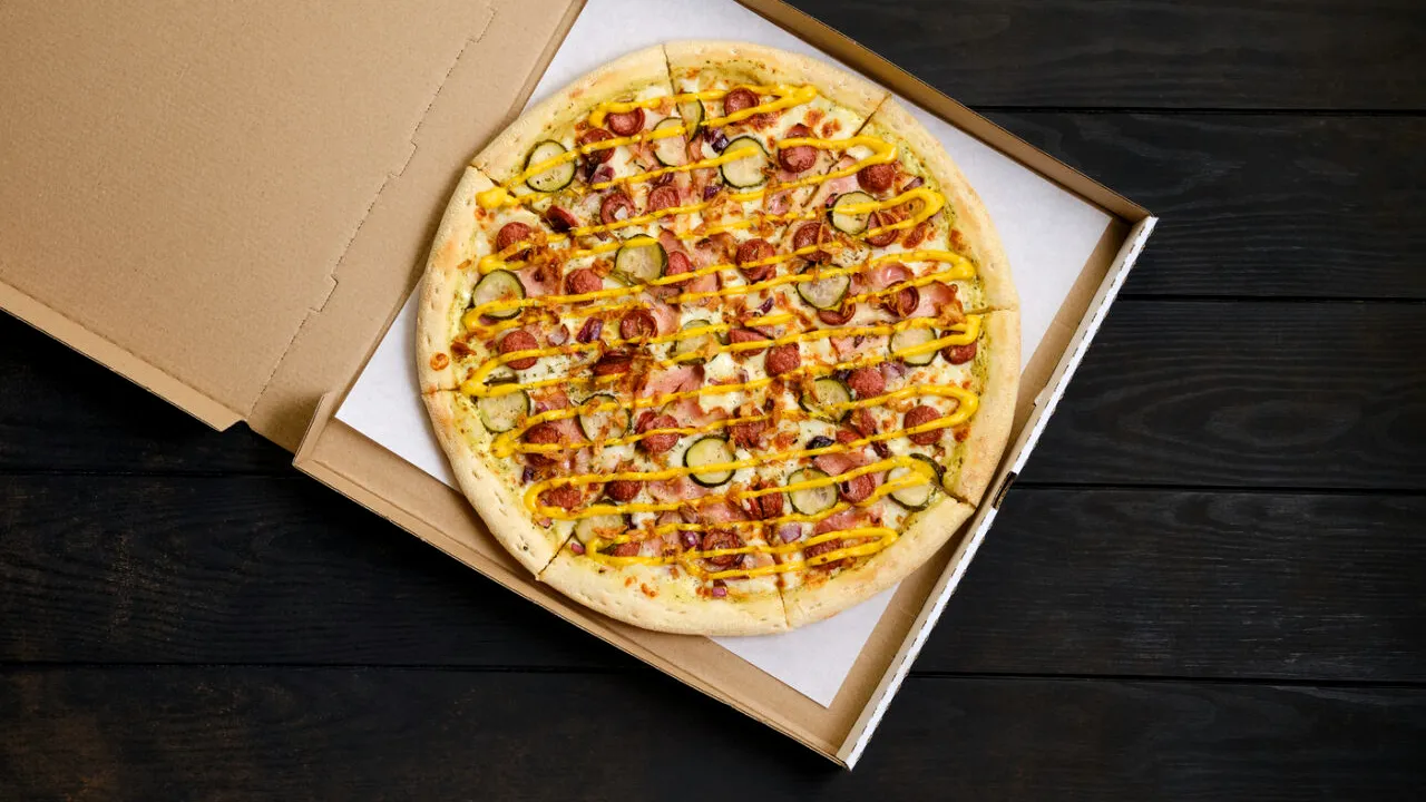 Patronii de restaurante riscă AMENZI uriașe dacă diametrul blatului de pizza este mai mic la servire decât scrie în meniu