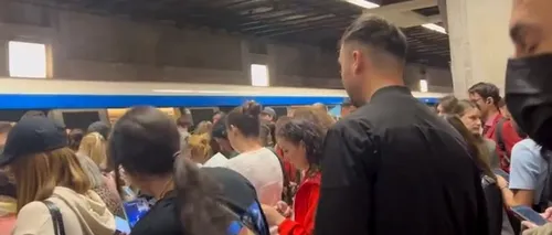 INCIDENT la metrou: Un călător a forțat ușa unui tren, în stația Piața Unirii. Sute de oameni au fost evacuați
