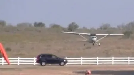 ACCIDENT între o mașină și un avion - VIDEO