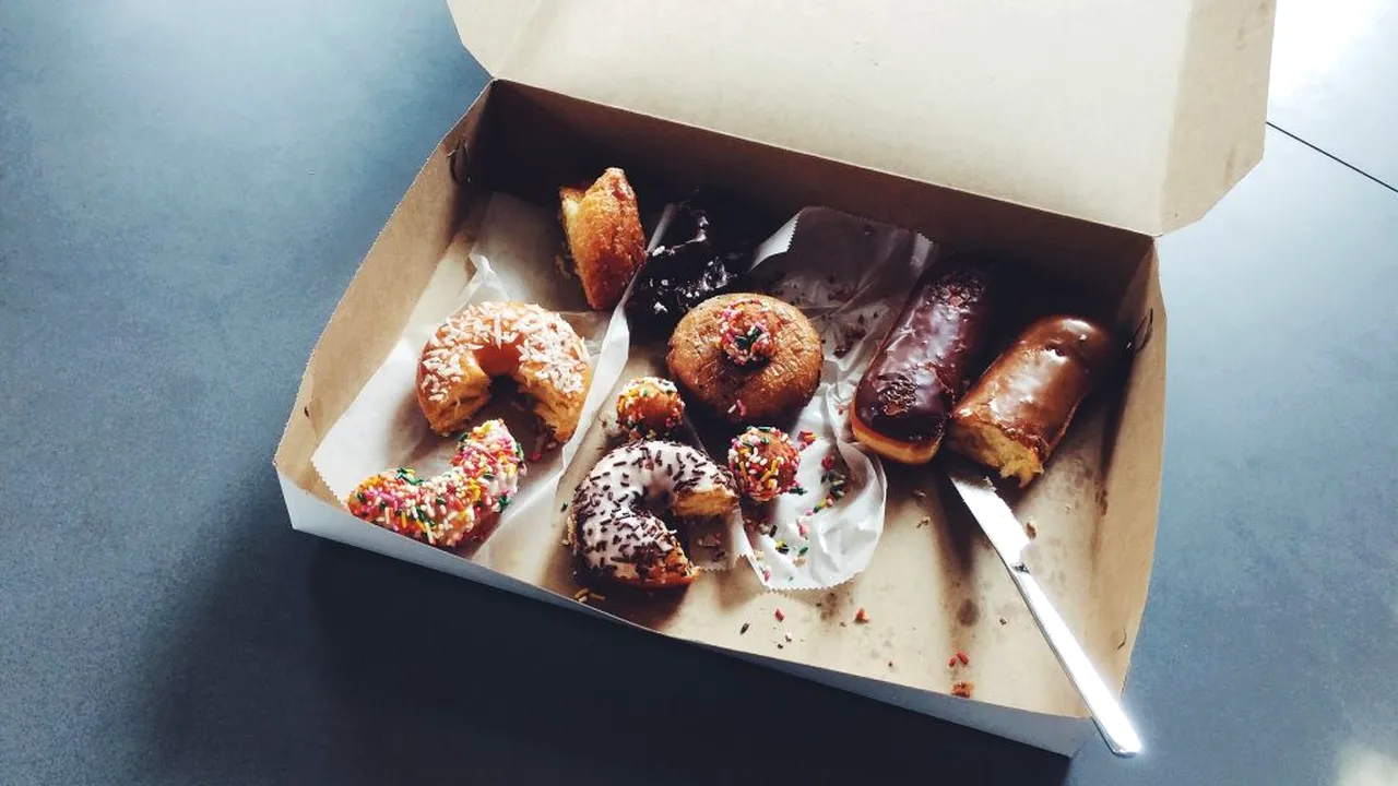 O femeie din Australia a murit în timp ce participa la un concurs de mâncat prăjituri 