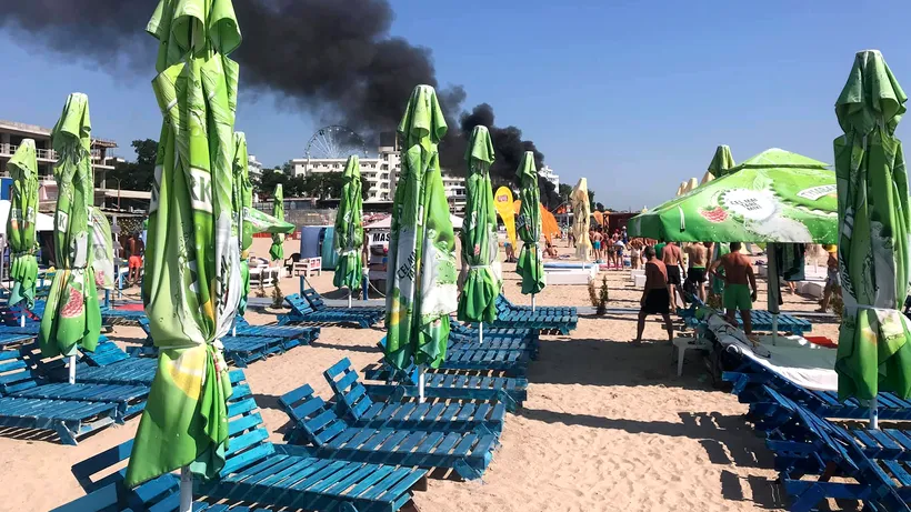 Incendiu la Eforie Nord. Două rulote aflate pe plajă au ars în totalitate | VIDEO