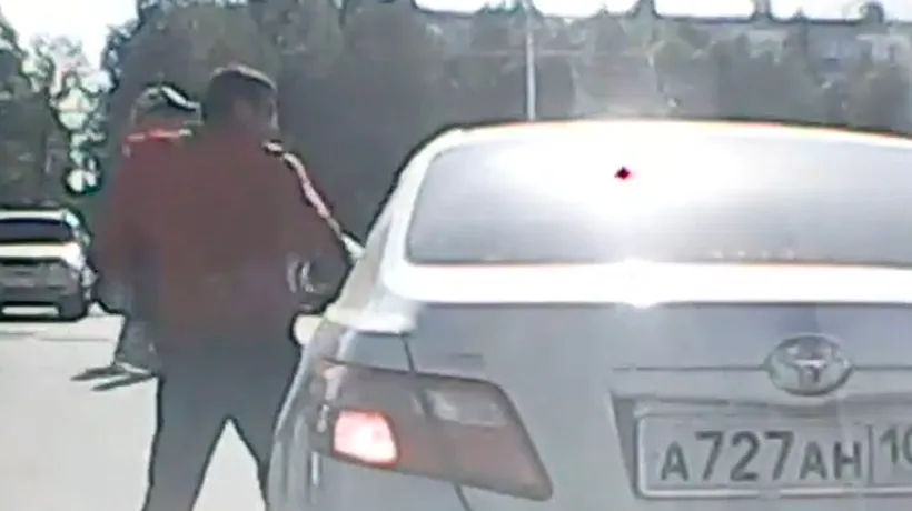VIDEO: Ce pățește acest bărbat care își ține fiica în brațe pe trecerea de pietoni