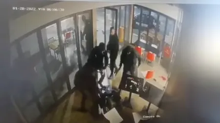 VIDEO | Imagini șocante la Craiova, unde mai mulți agenți de pază au bătut crunt doi tineri într-o benzinărie. Agresorii au fost arestați pentru 30 de zile