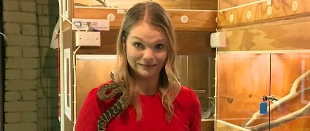 Clipe de coșmar pentru o jurnalistă din Australia. Ce a pățit tânăra în timp ce filma un reportaj despre șerpi: „Luați-l de pe mine” - VIDEO