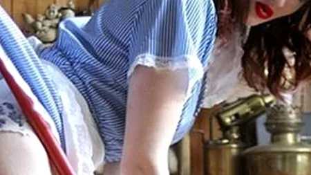 Menajerele care fac curat dezbrăcate, cea mai nouă modă în Marea Britanie. Româncele, printre cele mai căutate