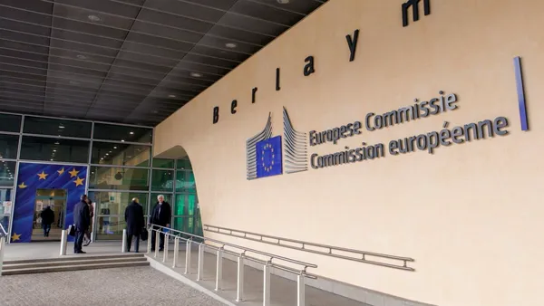 Comisia Europeană alocă fonduri de peste 800 de milioane de euro pentru fabricarea BATERIILOR integrate în mașinile electrice
