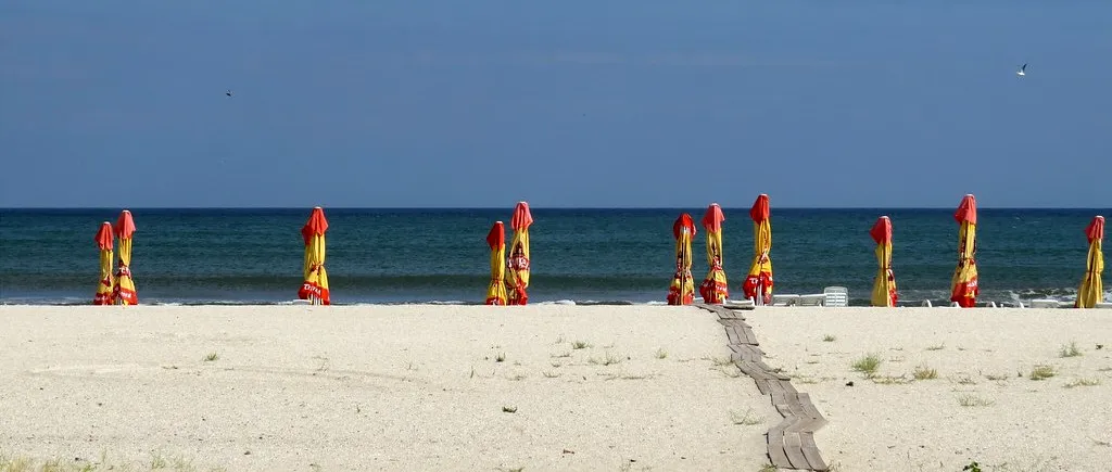 Apele Române vin cu explicații pentru dunele apărute pe plaja de la Mamaia/Ce este CLIFFING-ul
