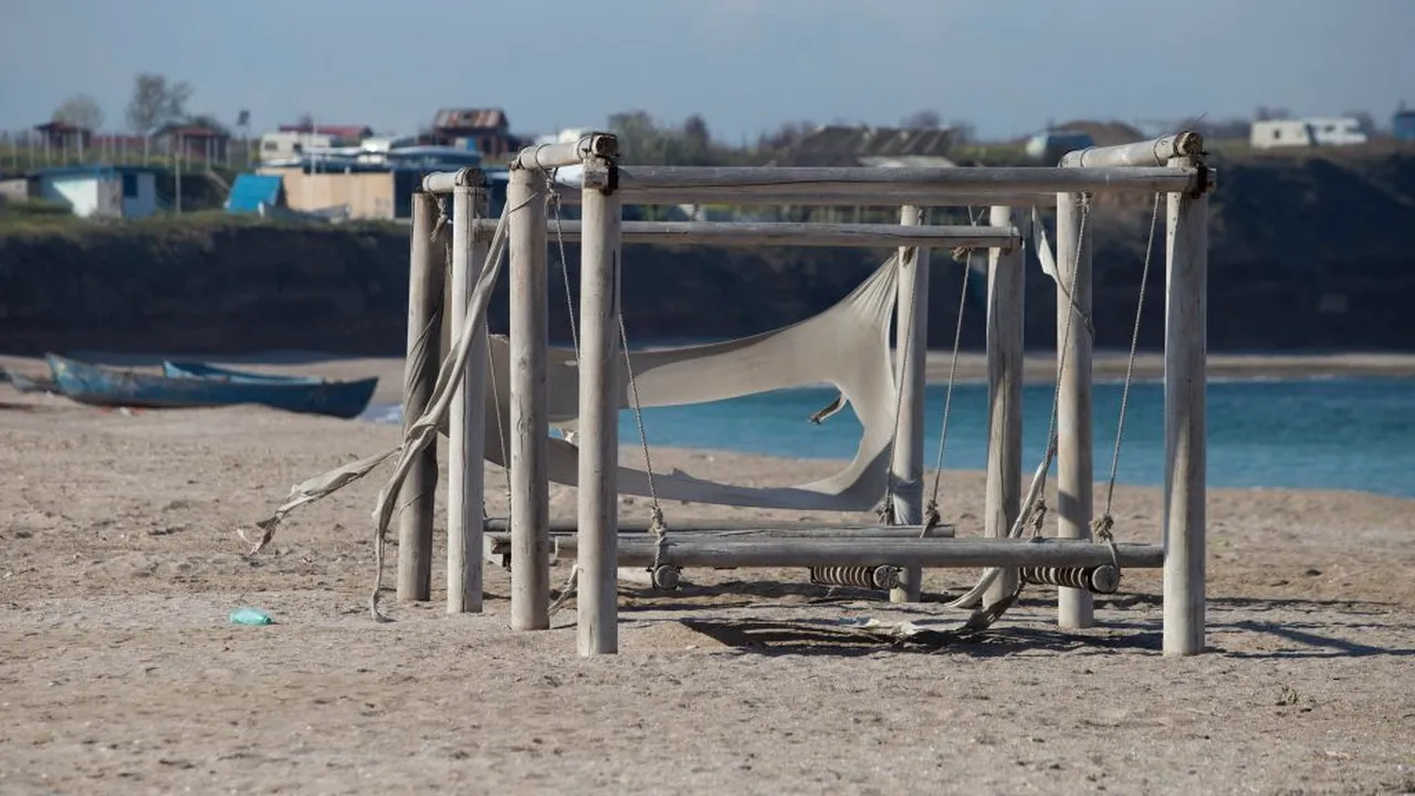 REGULI. Accesul pe plaje, permis numai cu păstrarea distanței fizice de doi metri între clienții din familii diferite. Ce măsuri trebuie să ia administratorii