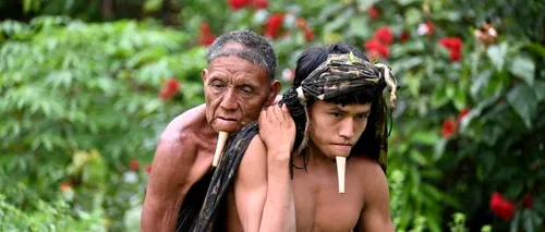 Imaginea cu un tânăr din pădurea amazoniană, care și-a purtat tatăl în spate pentru a ajunge la un centru de <i class='ep-highlight'>vaccinare</i>, a ajuns virală pe internet