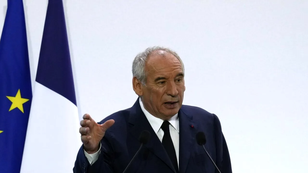 CNN: Franța a devenit neguvernabilă. Țara a intrat în criză, dar lucrurile nu ar fi trebuit să fie așa/Macron va fi supus unor presiuni în creștere