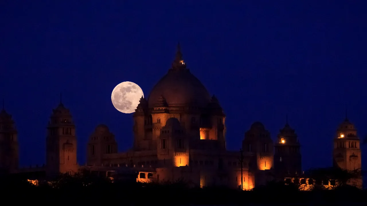 Fenomen astronomic FOARTE RAR pe 28 septembrie: Unde poți vedea, simultan, Super Lună și eclipsă de Lună