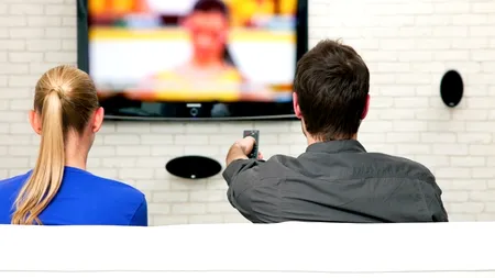 Samsung își avertizează clienții: Televizoarele inteligente ascultă discuțiile personale