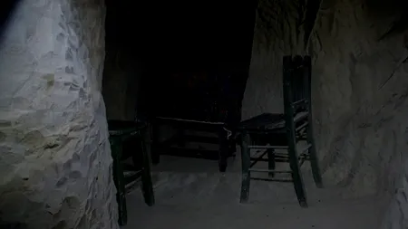 Un bărbat dintr-o comună prahoveană și-a construit o casă în stâncă. La câte „camere